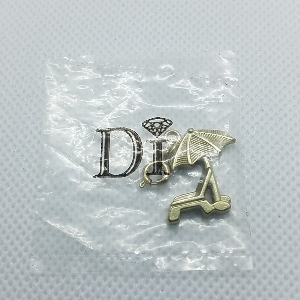 NWT Diamonds International Beach Chair & Umbrella